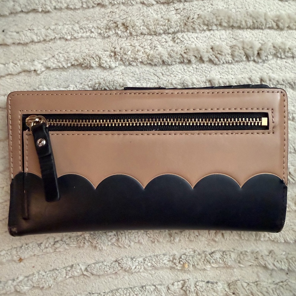 kate spade Beige and Black Scalloped Zip Continental Wallet